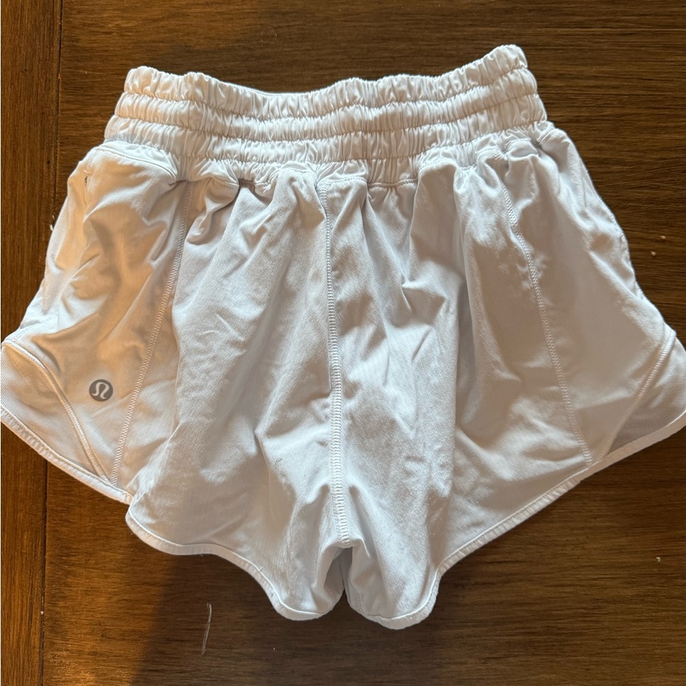 Lululemon Hotty Hot Low-Rise Lined Short 2.5" Size 0-White